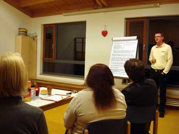 Referent Volker Ossenbrink informiert anschaulich &uuml;ber Nikotin, Abh&auml;ngigkeiten, sowie die Entstehung von Programmen im Unterbewusstsein